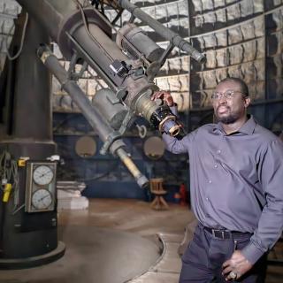 Picture of Maram Kaire standing next to Paris observatory 
